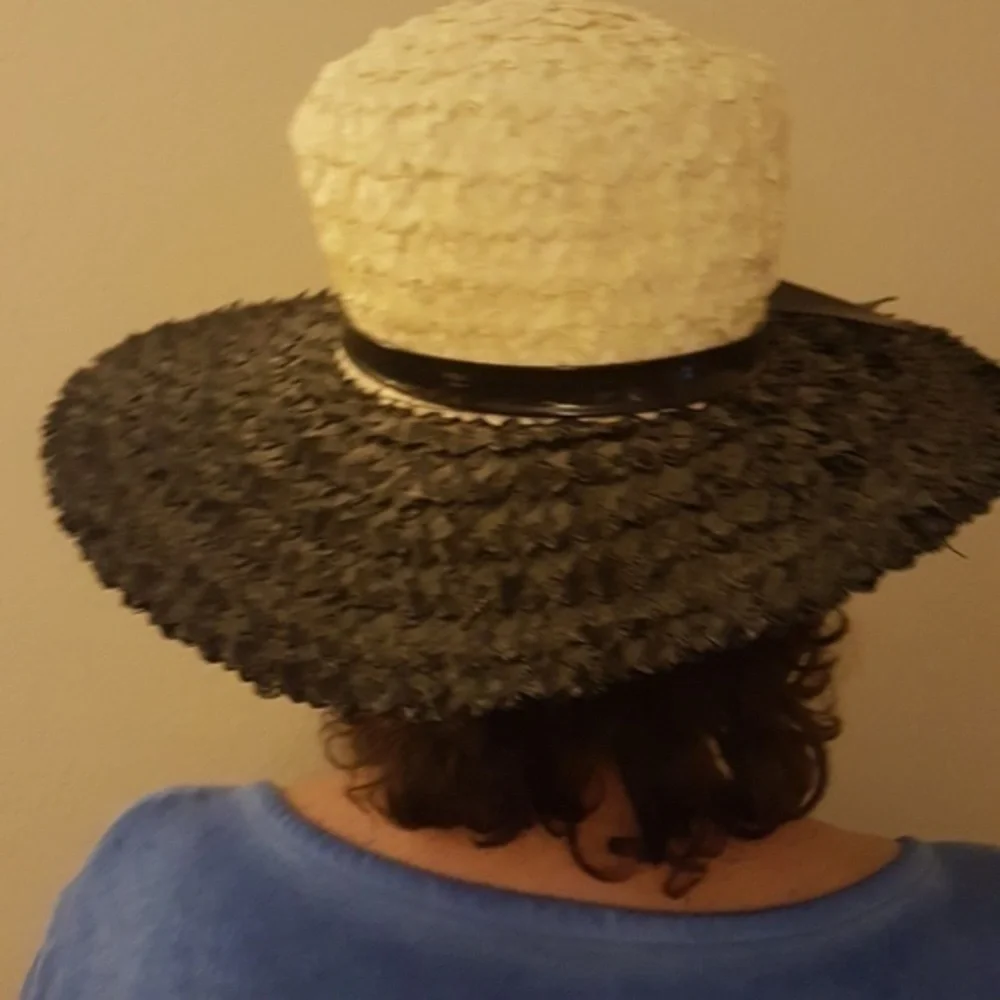 DERBY CHURCH TEA CREAM WOVEN STRAW HAT‎ WITH BLACK PATENT TRIM BOW - Picture 3 of 7